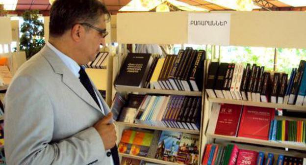 Продажа книг на Фестивале книги в Ереване. Октябрь 2010 г. Фото: Yerevan.ru