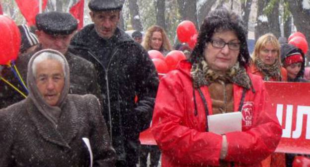 Северная Осетия, г. Владикавказ, 7 ноября 2011 г. Шествие по проспекту Мира, организованное региональным отделением КПРФ. Фото Дмитрия Тамерланова для "Кавказского узла"