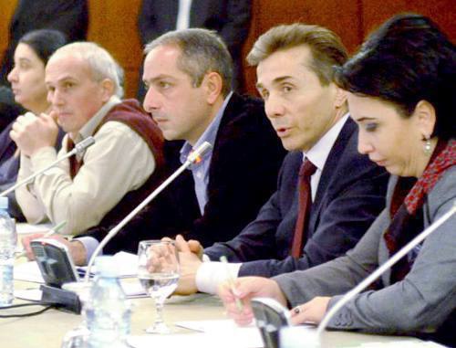 Бидзина Иванишвили (второй справа) на встрече с представителями неправительственных организаций. Тбилиси, 7 ноября 2011 г. Фото Нодара Цхвирашвили (RFE/RL) Бидзина Иванишвили (второй справа) на встрече с представителями неправительственных организаций. Тбилиси, 7 ноября 2011 г. Фото Нодара Цхвирашвили (RFE/RL)