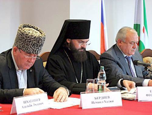 Участники третьей встречи членов Общественного совета при полпреде президента РФ в СКФО. Слева направо: муфтий Исмаил Бердиев, епископ Феофилакт, глава Северной Осетии Таймураз Мамсуров. Ингушетия, Джейрах, 21 октября 2011 г. Фото: http://skfo.gov.ru Участники третьей встречи членов Общественного совета при полпреде президента РФ в СКФО. Слева направо: муфтий Исмаил Бердиев, епископ Феофилакт, глава Северной Осетии Таймураз Мамсуров. Ингушетия, Джейрах, 21 октября 2011 г. Фото: http://skfo.gov.ru