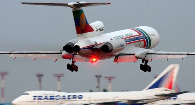 Самолет "Ту-154" компании "Авиалинии Дагестана" в аэропорту Домодедово. Июнь 2011 г. Фото: Кирилл Виноградов, RussianPlanes.net