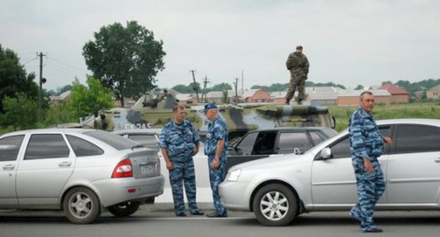 Пост на Черменском перекрестке у границы Ингушетии и Пригородного района Северной Осетии. 2011 г. Фото: http://gogi03.livejournal.com