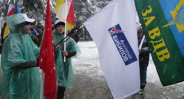 Члены молодежных организаций Южной Осетии с флагами на встрече кандидата в президенты Анатолия Бибилова с депутатами Госдумы РФ. Цхинвал, 7 ноября 2011 г. Фото Марии Котаевой для "Кавказского узла"