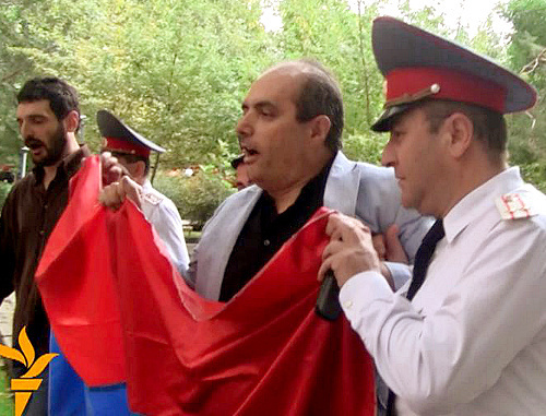 Армения, Ереван, 21 сентября 2011 г. Заместитель начальника Центрального отдела полиции ведет Левона Барсегяна к полицейской машине. Фото: azatutyun.am (RFE/RL) Армения, Ереван, 21 сентября 2011 г. Заместитель начальника Центрального отдела полиции ведет Левона Барсегяна к полицейской машине. Фото: azatutyun.am (RFE/RL)