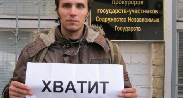 Активист "Левого фронта" Олег Прудников в одиночном пикете у здания Генеральной прокуратуры РФ. Москва, 15 ноября 2011 г. Фото Олега Краснова для "Кавказского узла"