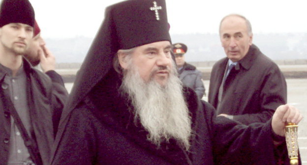  Архиепископ Владикавказский и Махачкалинский Зосима в
 аэропорту Владикавказа, 4 апреля 2011 г. Фото Эммы марзоевой для "Кавказского узла"