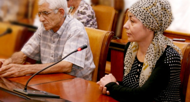 Родственники бывших членов НВФ на заседании комиссии по адаптации. Дагестан, Махачкала, 17 августа 2011 г. Фото: www.government-rd.ru