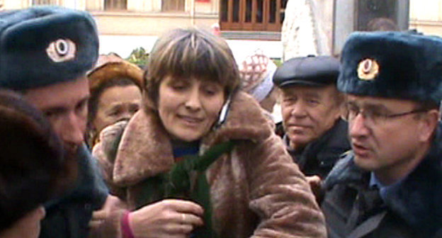 Краснодар, 19 ноября 2011 г. Полиция задерживает организатора "Пикета-19" Ирину Колесникову.