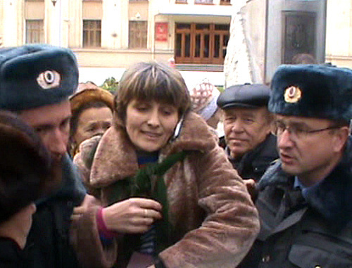 Краснодар, 19 ноября 2011 г. Полиция задерживает организатора "Пикета-19" Ирину Колесникову. Краснодар, 19 ноября 2011 г. Полиция задерживает организатора "Пикета-19" Ирину Колесникову.