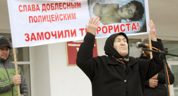 Дагестан, Махачкала, Родопский бульвар, 21 ноября 2011 г. Выступление участницы митинга против произвола силовиков. Фото Ахмеда Магомедова для "Кавказского узла"