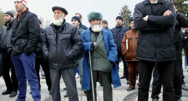 Участники митинга против произвола правоохранительных структур у здания Аварского театра в Махачкале, 21 ноября 2011 г. Фото Ахмеда Магомедова для "Кавказского узла"