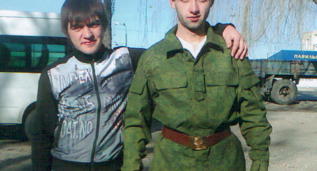 Таулан Гочияев (справа) в день отправки в воинскую часть. Декабрь 2010 г. Фото из семейного архива.