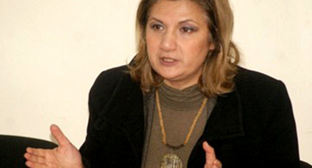 Глава Центра национальных и международных  исследований Лейла Алиева выступает с докладом на встрече, посвященной месту Азербайджана в евроинтеграции. Баку, штаб-квартира партии "Мусават", 22 ноября 2011 г. Фото: http://azadliq.info 
