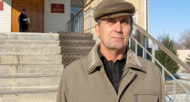 Астраханский предприниматель Михаил Озорнин у здания Трусовского районного суда г. Астрахани, 24 ноября 2011 г. Фото Вячеслава Ященко для "Кавказского узла"