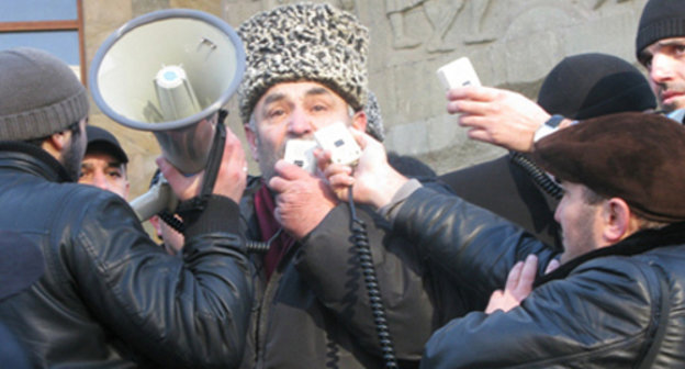 Дагестан, Махачкала, 25 ноября 2011 г. На митинге против похищения людей и произвола силовиков выступает житель Хасавюрта Магомедхан Байсултанов. Фото: Закир Магомедов, http://wordyou.ru/v-rossii/lovlya-svobody-socialnymi-setyami.html