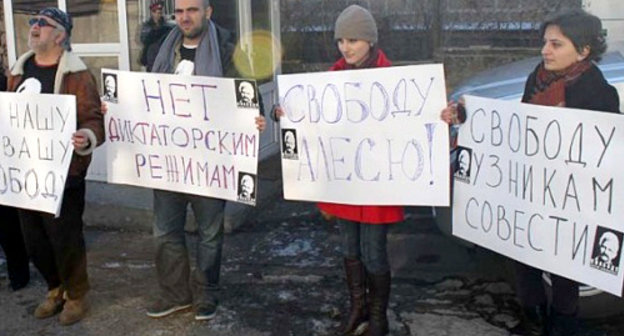 Акция в поддержку осужденного председателя Правозащитного центра "Весна" Алеся Беляцкого у здания белорусского посольства в Ереване, 25 ноября 2011 г. Фото с сайта Правозащитного центра "Весна", http://spring96.org