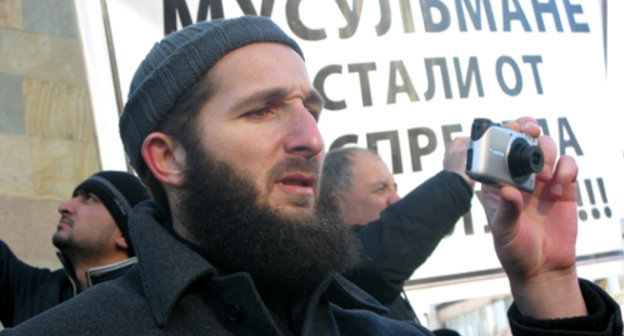 Участник митинга против похищений и произвола правоохранительных органов снимает происходящее на компактную камеру. Махачкала, 25 ноября 2011 г. Фото: Закир Магомедов, zakir05.livejournal.com