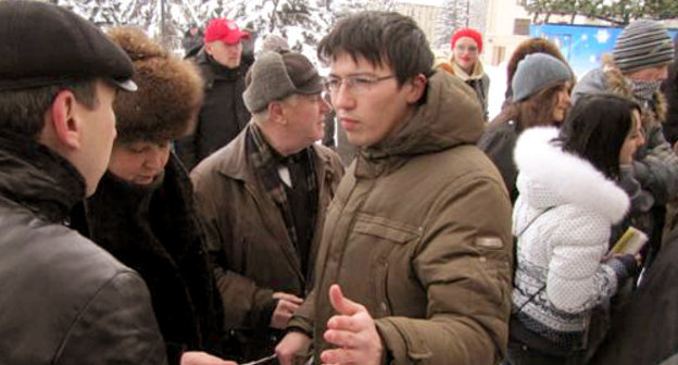Жители Пятигорска, собравшиеся на акцию протеста "Хватит пилить Машук" перед зданием городской администрации. В центре - активист инициативной группы "Солнечный патруль" Михаил Паршин.  27 ноября 2011 г.  Фото Артемия Аверина, http://skfo.pro