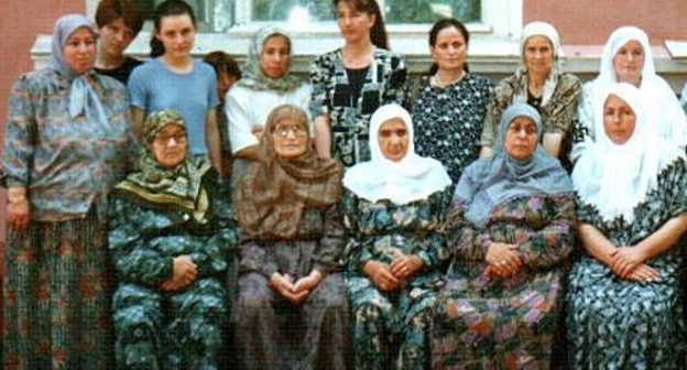 Черкесские женщины, переселенные из Косово в Россию в 1998 году. 2 августа 1998 г. Фото из архива Махира Цея.