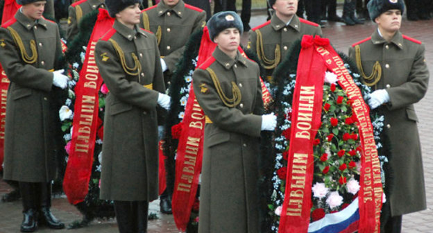 Возложение венков и цветов к мемориалу "Павшим войнам" в Ростове-на-Дону 30 ноября 2011 г. Фото с  официального сайта Законодательного Собрания Ростовской области, www.zsro.ru