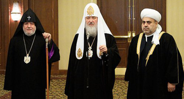 Католикос всех армян Гарегин II, Патриарх Московский и всея Руси Кирилл и председатель Духовного управления мусульман Кавказа шейх-уль-ислам Аллахшукюр Пашазаде на трехсторонней встрече в Ереване, 30 ноября 2011 г. Фото: С. Власов, Пресс-служба Патриарха Московского и всея Руси, www.patriarchia.ru