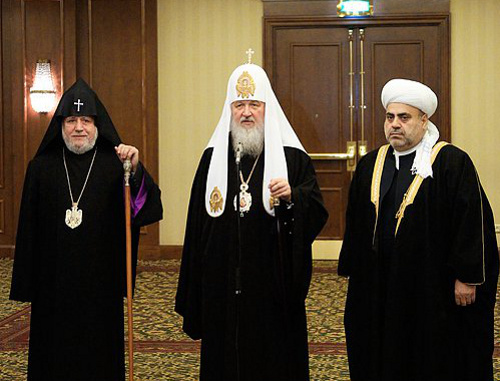 Католикос всех армян Гарегин II, Патриарх Московский и всея Руси Кирилл и председатель Духовного управления мусульман Кавказа шейх-уль-ислам Аллахшукюр Пашазаде на трехсторонней встрече в Ереване, 30 ноября 2011 г. Фото: С. Власов, Пресс-служба Патриарха Московского и всея Руси, www.patriarchia.ru Католикос всех армян Гарегин II, Патриарх Московский и всея Руси Кирилл и председатель Духовного управления мусульман Кавказа шейх-уль-ислам Аллахшукюр Пашазаде на трехсторонней встрече в Ереване, 30 ноября 2011 г. Фото: С. Власов, Пресс-служба Патриарха Московского и всея Руси, www.patriarchia.ru