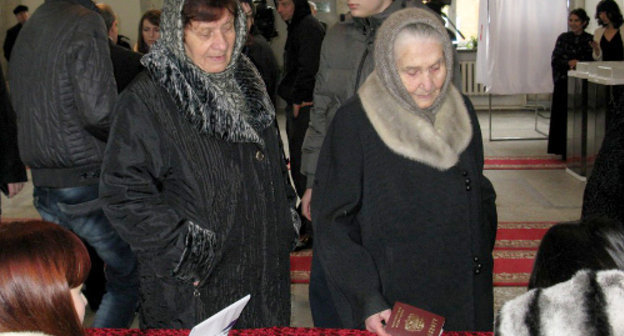 Дагестан, 4 декабря 2011 г. Жители Махачкалы голосуют на одном из избирательных участков. Фото Тимура Исаева для "Кавказского узла"