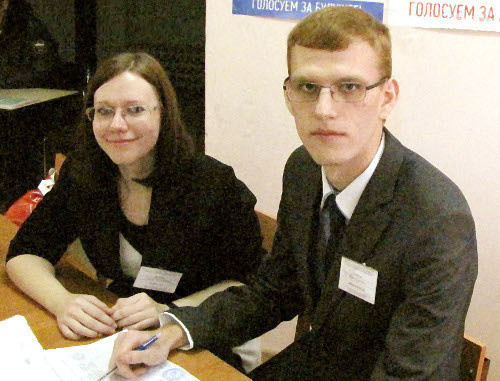 Председатель молодежной УИК №1382 Олег Отроков и секретарь Оксана Лещева. Ростов-на-Дону, Первомайский район, 4 декабря 2011 г. Фото Натальи Баженовой для "Кавказского узла" Председатель молодежной УИК №1382 Олег Отроков и секретарь Оксана Лещева. Ростов-на-Дону, Первомайский район, 4 декабря 2011 г. Фото Натальи Баженовой для "Кавказского узла"