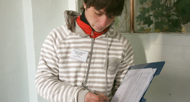 Северная Осетия, Владикавказ, 4 декабря 2011 г. Волонтер общественной организации изучает мнение избирателей после голосования. Фото Владимира Мукагова для "Кавказского узла"