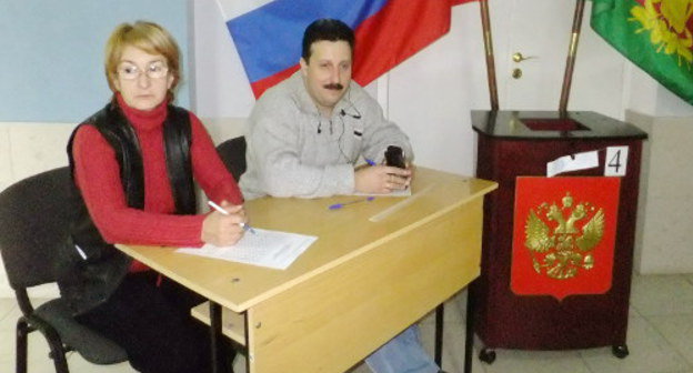 Краснодарский край, г. Сочи, 4 декабря 2011 г. Наблюдатели от партии "Единая Россия" на избирательном участке №46-17. Фото Светланы Кравченко для "Кавказского узла"