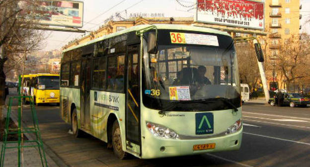 Автобусы на площади Франции в Ереване. 2010 г. Фото с сайта www.transportglobus.info