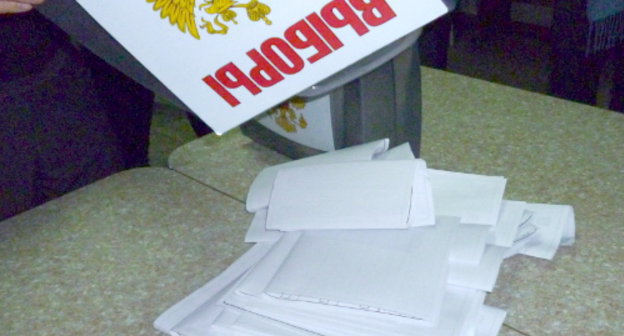 После вскрытия избирательных урн на участке №22-47 в Краснодаре обнаружены пачки сложенных вместе бюллетеней.  Фото пресс-службы регионального отделения ЛДПР