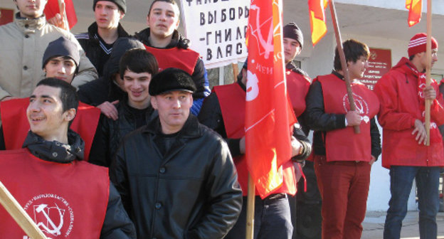 Коммунисты Дагестана на акции протеста против итогов выборов. Махачкала, 6 декабря 2011 г. Фото Тимура Исаева для "Кавказского узла"