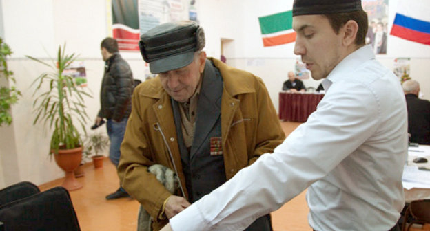 Выборы депутатов Государственной думы РФ. На одном из избирательных участков в Грозном, Чеченская Республика, 4 декабря 2011 г. Фото: http://benomen.livejournal.com