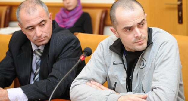 Заур Махмудов (справа) на заседании городской комиссии по адаптации. Махачкала, Дагестан, 7 декабря 2011 г. Фото Тимура Исаева для "Кавказского узла"