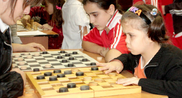 Дагестан, Махачкала, 7 декабря 2011 г. Шестой культурно-спортивный фестиваль для детей с ограниченными возможностями. Победитель в соревновании по шашкам Амина Омарова (справа). Фото Гамида Гитинова для "Кавказского узла"