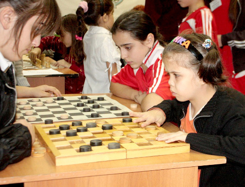 Дагестан, Махачкала, 7 декабря 2011 г. Шестой культурно-спортивный фестиваль для детей с ограниченными возможностями. Победитель в соревновании по шашкам Амина Омарова (справа). Фото Гамида Гитинова для "Кавказского узла" Дагестан, Махачкала, 7 декабря 2011 г. Шестой культурно-спортивный фестиваль для детей с ограниченными возможностями. Победитель в соревновании по шашкам Амина Омарова (справа). Фото Гамида Гитинова для "Кавказского узла"