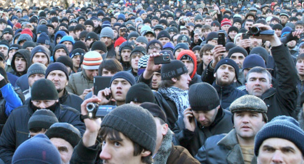Молодежь на митинге против похищения людей. Дагестан, Махачкала, 25 ноября 2011 г., фото из архива Руслана Гереева