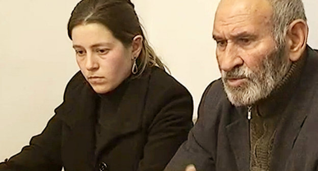 Вдова Тураджа Зейналова Гюльнар Агаева и его отец Шурия Зейналов на пресс-конференции в Институте свободы и безопасности репортеров (ИСБР). Баку, 5 декабря 2011 г. Кадр из видеорепортажа канала Obyektiv TV, www.obyektiv.tv