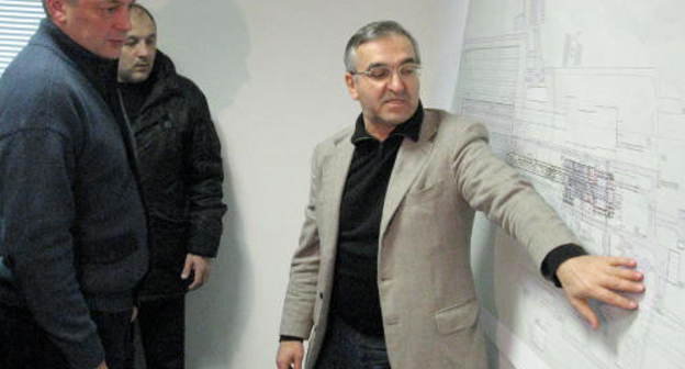 Председатель Совета директоров Каспийского завода листового стекла Джабраил Шихалиев (справа) показывает главе Дагестана Магомедову проект строительства. Поселок Тюбе Кумторкалинского района Дагестана, 10 декабря 2011 г. Фото Тимура Исаева для "Кавказского узла"