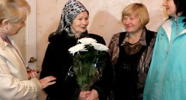 Слева направо: председатель ТОС «Мацеста» Ольга Окунева, Надежда Чубенко, домком Валентина Шабалина, сотрудница администрации Сочи Галина Меньшикова на пороге социальной комнаты, предоставленной пенсионерке. Сочи, Хостинский район, Мацеста, 10 декабря 2011 г. Фото Светланы Кравченко для "Кавказского узла"