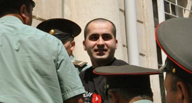 Арестованный активист Бахтияр Гаджиев (в центре). Баку, 20 апреля 2011 г. Фото: irfs.az