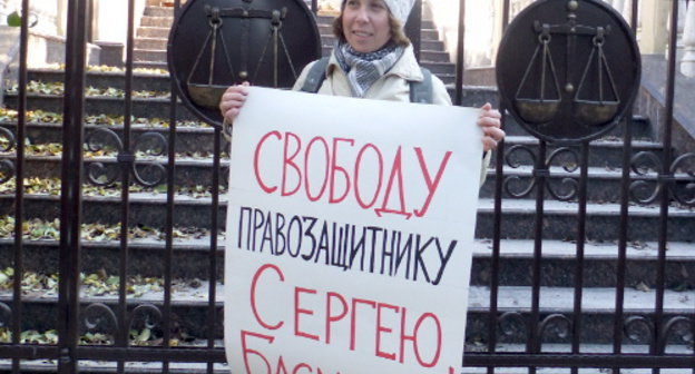 Сочи, 15 декабря 2011 г. Одиночный пикет в защиту Сергея Басманова перед зданием суда Центрального района. Фото Светланы Кравченко для "Кавказского узла"
 
