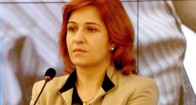 Анна Нейстат,  замдиректора отдела по чрезвычайным ситуациям «Хьюман Райтс Вотч», представляет доклад  "Патронов не жалеть! Индивидуальная и командная ответственность за преступления против человечности в Сирии". Пресс-центр РИА «Новости», Москва, 15 декабря 2011 г. Фото с сайта http://oko-planet.su