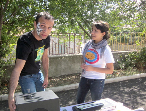 Координатор проекта "Вместе" Игорь Бетсков, и член  НПО "Институт народной дипломатии" Аревик Даниелян на мероприятии, посвещенном Международному дню мира. Нагорный Карабах, Степанакерт, 2 октября 2011 года. Фото Алвард Григорян для "Кавказского узла"
 