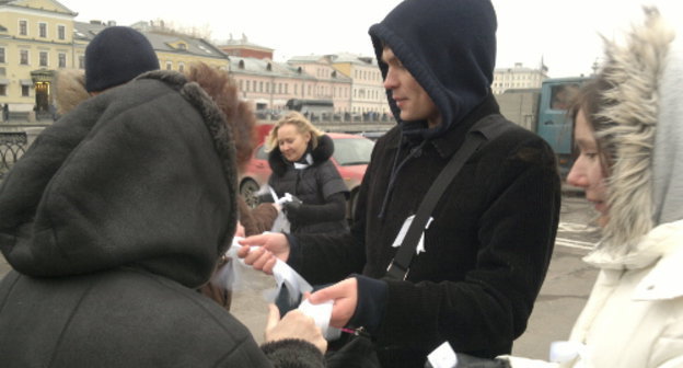 Активисты раздают белые ленточки людям, пришедшим на митинг "За честные выборы". Москва, Болотная площадь, 17 декабря 2011 г. Фото Юлии Буславской для "Кавказского узла"