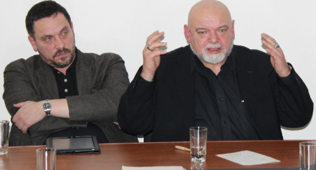 Максим Шевченко и Гейдар Джемаль на встрече с друзьями Хаджимурада Камалова. Дагестан, Махачкала, 16 декабря 2011 г. Фото Ахмеда Магомедова для "Кавказского узла"