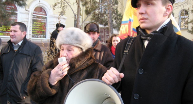 Участники митинга оппозиции "Долой фальшивые выборы". Астрахань, 18 декабря 2011 г.  Фото Вячеслава Ященко для "Кавказского узла"
