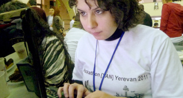 Гаяне Мирзоян представляет команду, которая предложила создать сайт гиперлокальной информации - гражданской журналистики. Kомандный конкурс программирования и инновационных идей "Хакатон (YAN) Ереван 2011", 17-18 декабря 2011 г. Фото Армине Мартиросян для "Кавказского узла"