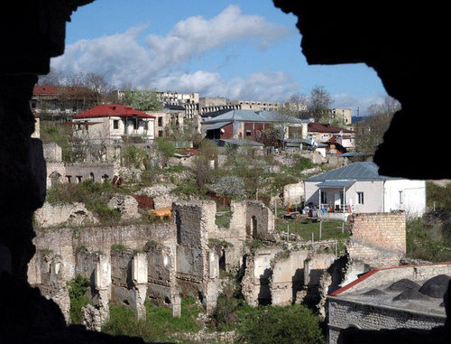 Нагорный Карабах, май 2011 г. Вид на руины Шуши через пробитое снарядом отверстие в стене. Фото: http://asketic-travel.livejournal.com